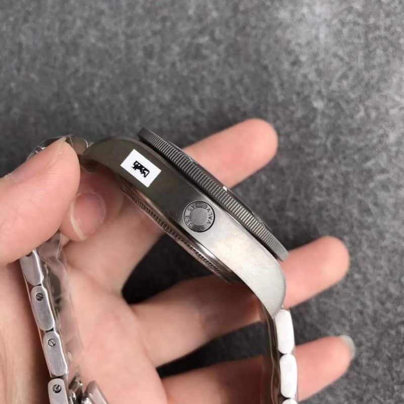 XF厂帝舵领潜型钛钢黑盘M25600TN-0001侧面图