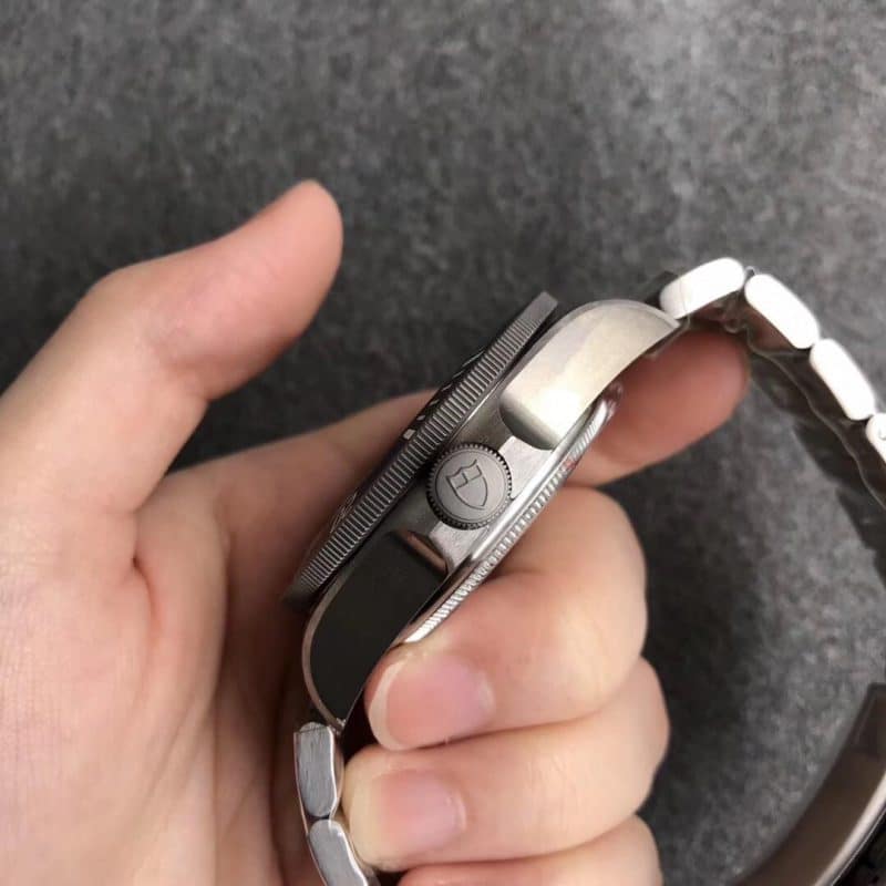 XF厂帝舵领潜型钛钢黑盘M25600TN-0001侧面图