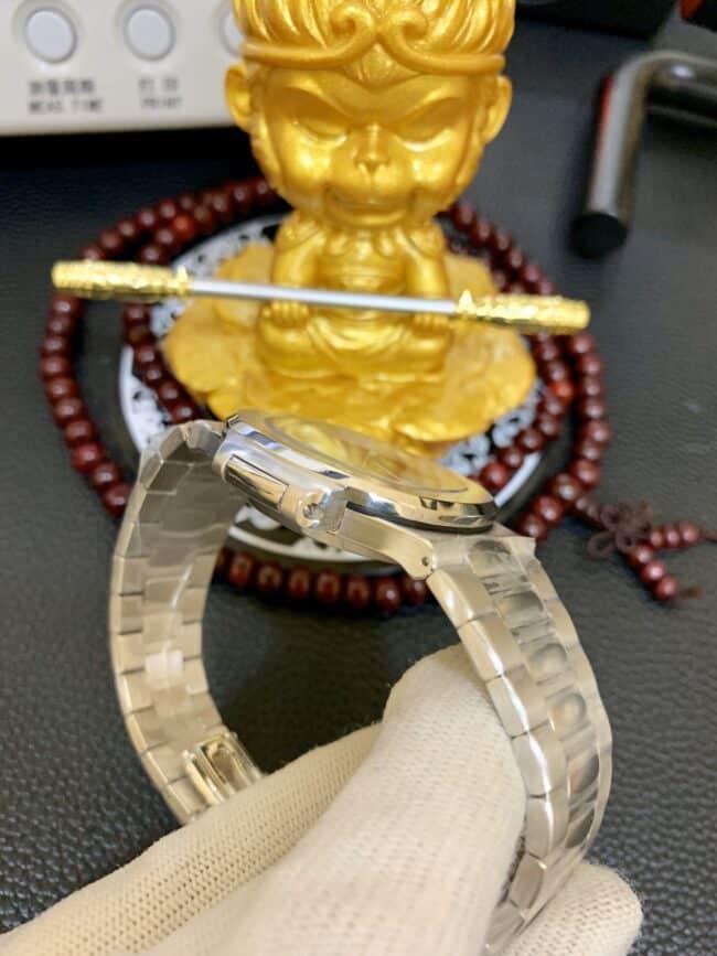 真金百达翡丽金表运动优雅系列5711/1A 010腕表(鹦鹉螺复刻表)侧扣图