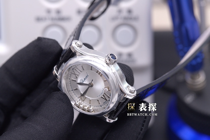 YF厂快乐钻萧邦1:1复刻手表银白盘5颗活动钻石皮带款278573-3001正面实拍图