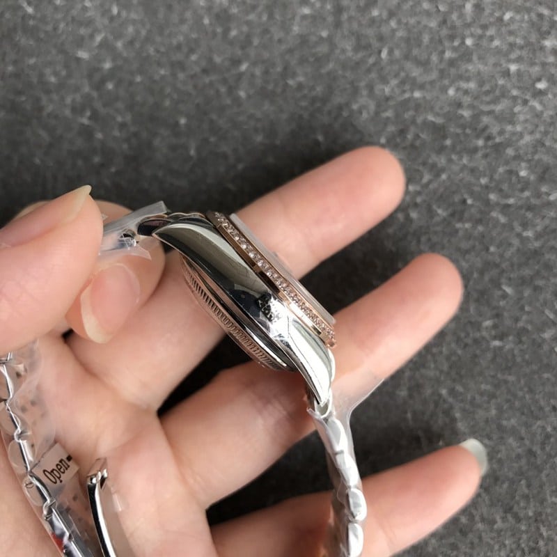 高仿劳力士手表日志女表28毫米机械圈钻玫瑰金咖啡色表盘侧面图