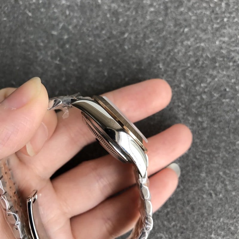 精仿劳力士手表日志女表28毫米机械虎牙圈玫瑰金咖啡色表盘侧面图