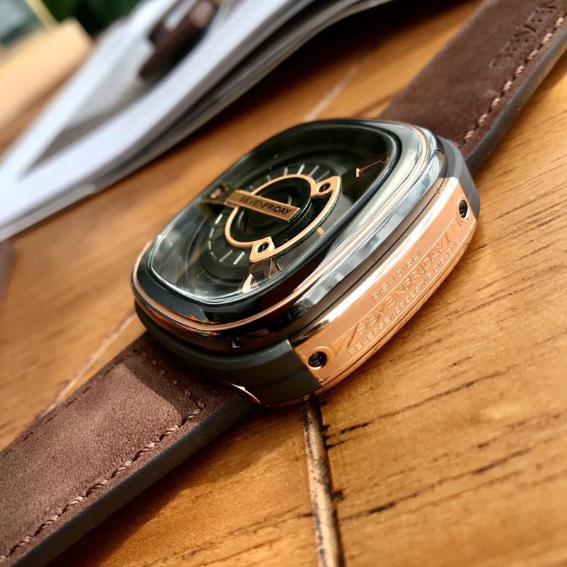 七个星期五复刻手表Sevenfriday自动机械男表侧面图