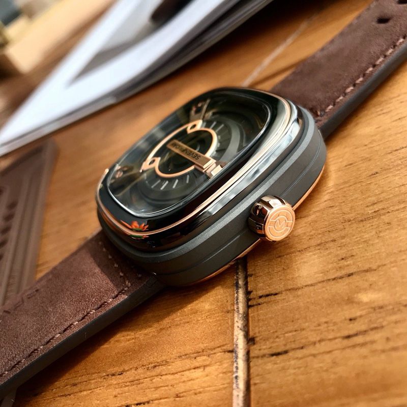 七个星期五复刻手表Sevenfriday自动机械男表侧面图