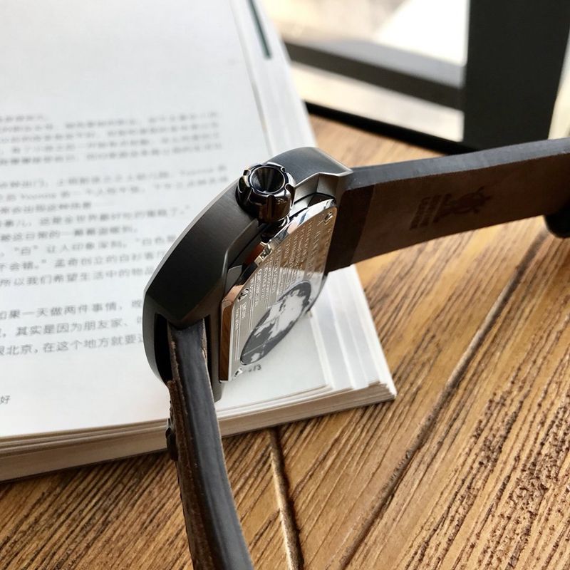 七个星期五复刻手表Sevenfriday自动机械男表侧面图