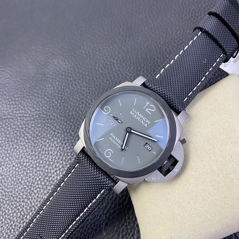 沛纳海复刻手表pam1662表径44MM“烟灰”喷砂钛壳正面图