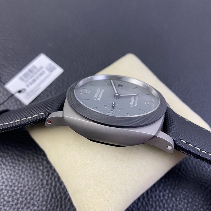 沛纳海复刻手表pam1662表径44MM“烟灰”喷砂钛壳侧面图