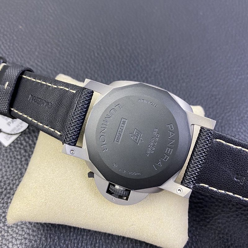 沛纳海复刻手表pam1662表径44MM“烟灰”喷砂钛壳后盖图