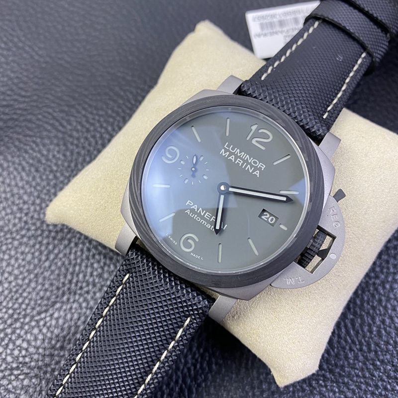 沛纳海复刻手表pam1662表径44MM“烟灰”喷砂钛壳正面图