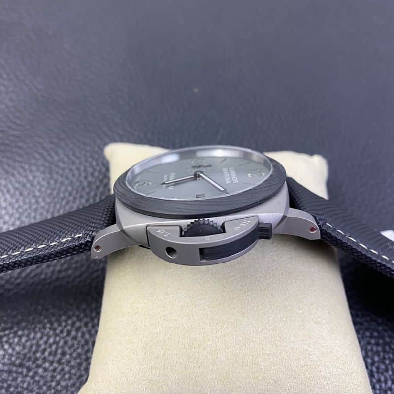 沛纳海复刻手表pam1662表径44MM“烟灰”喷砂钛壳侧面图