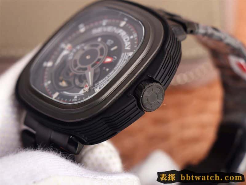 七个星期五复刻手表全黑超酷镂空SEVENFRIDAY/自动机械时尚男表瑞士钢带大表盘侧面图