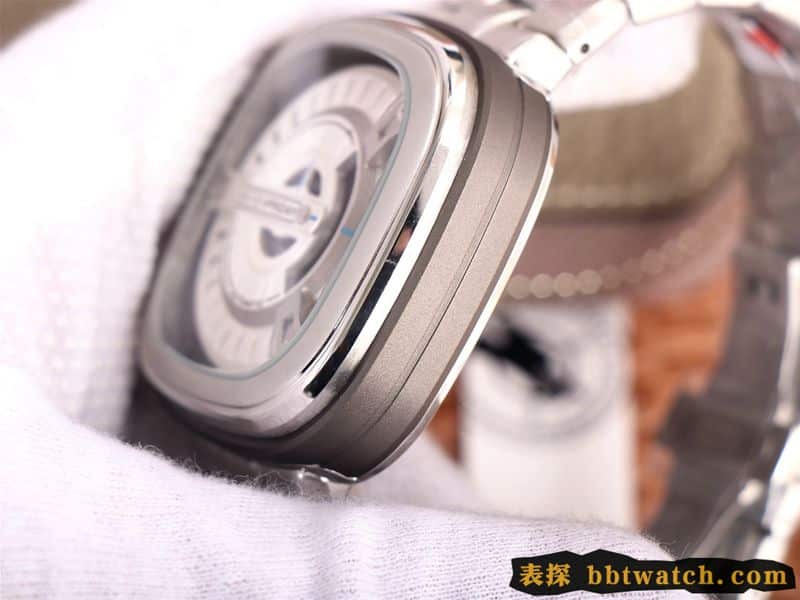 复刻手表七个星期五SEVENFRIDAY/自动机械男表瑞士钢带大表盘白色侧面图