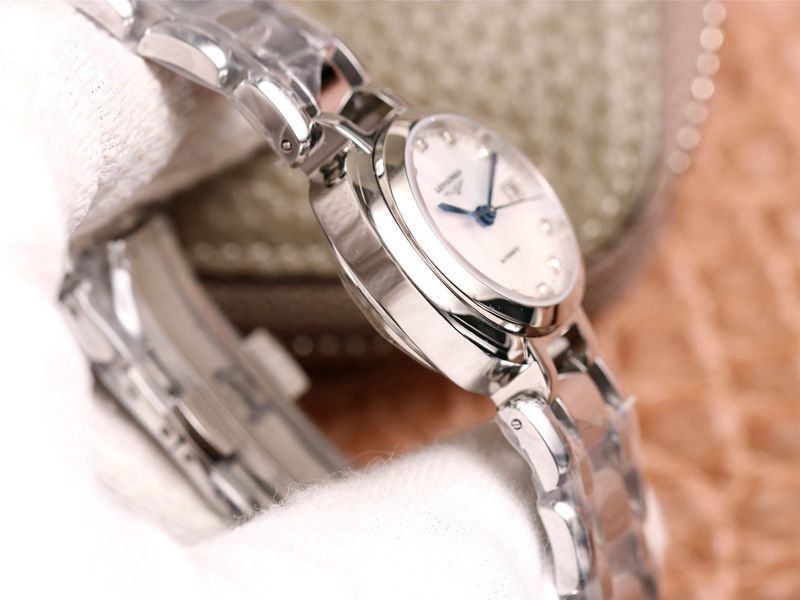 浪琴复刻手表Longines表心月系列腕表侧面图