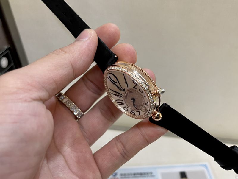 真金真钻宝矶顶级高仿手表皇后系列玫瑰金女士钻石皮带腕表侧面图