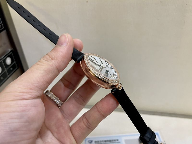 真金真钻宝矶顶级高仿手表皇后系列玫瑰金女士钻石皮带腕表侧面图