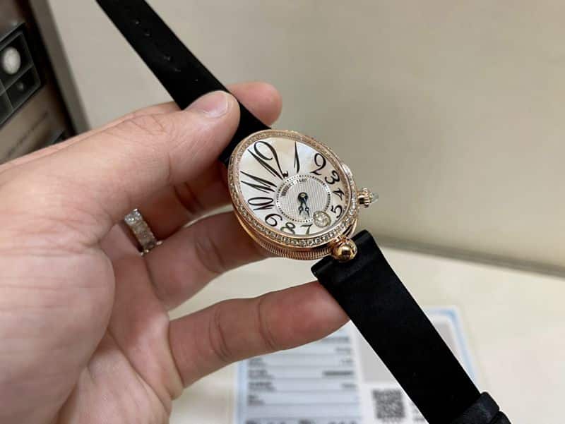 真金真钻宝矶顶级高仿手表皇后系列玫瑰金女士钻石皮带腕表正面图