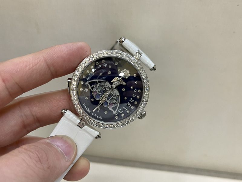 真金真钻梵克雅宝顶级精仿手表诗意系列女士钻石皮带腕表正面图