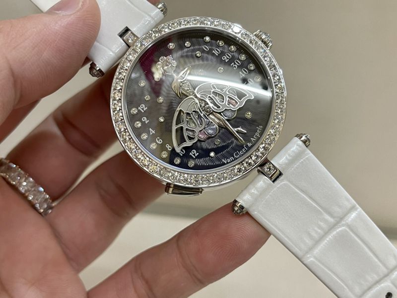 真金真钻梵克雅宝顶级精仿手表诗意系列女士钻石皮带腕表正面图