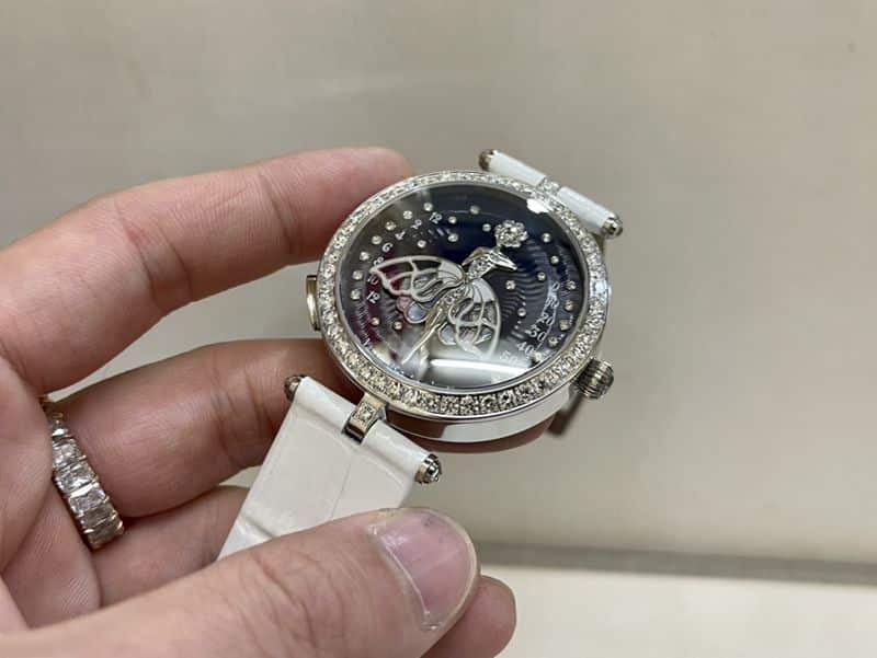 真金真钻梵克雅宝顶级精仿手表诗意系列女士钻石皮带腕表正面图