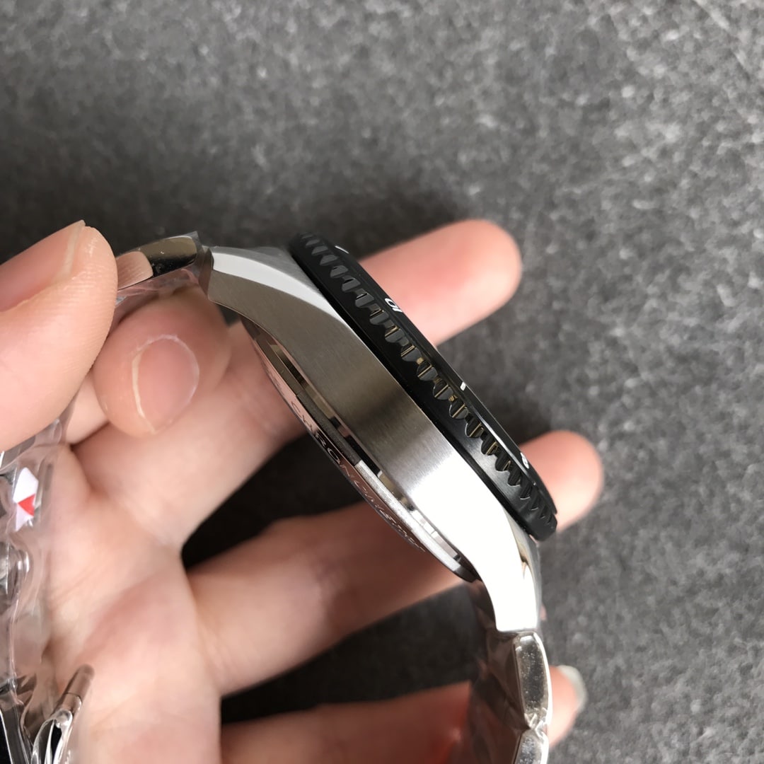 百年灵顶级高仿手表飞行员8系列男士黑盘钢带机械腕表侧面图