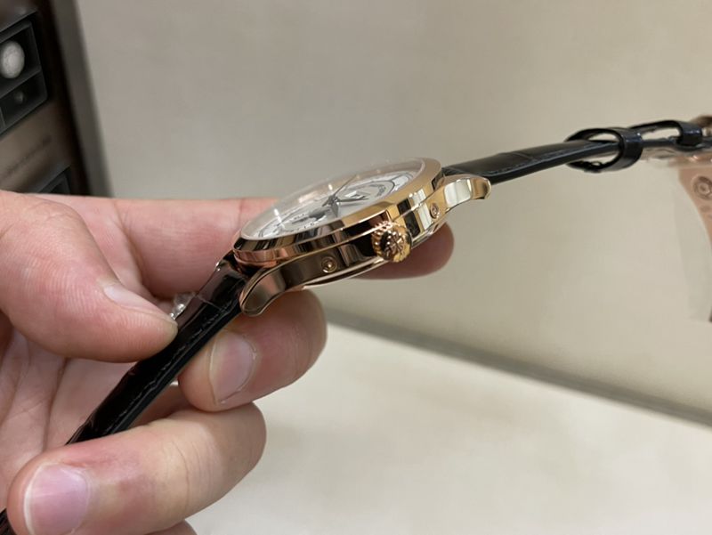 百达翡丽高仿手表复杂月历日历星期系列男士皮带机械玫瑰金腕表侧面图