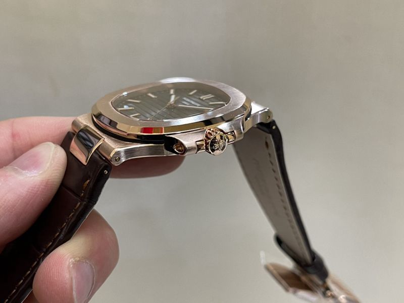 真金真钻百达翡丽顶级高仿手表鹦鹉螺系列实心金黑盘男士机械腕表侧面图