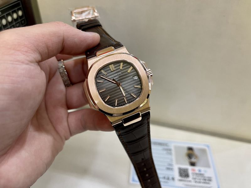 真金真钻百达翡丽顶级高仿手表鹦鹉螺系列实心金黑盘男士机械腕表正面图
