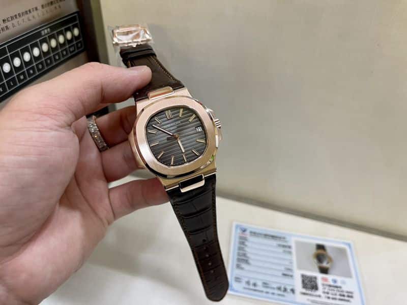 真金真钻百达翡丽顶级高仿手表鹦鹉螺系列实心金黑盘男士机械腕表正面图