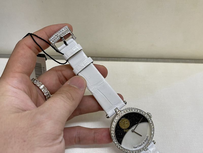 真金真钻梵克雅宝顶级精仿手表日月星辰系列满钻女士石英腕表表扣图