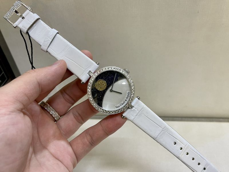真金真钻梵克雅宝顶级精仿手表日月星辰系列满钻女士石英腕表正面图
