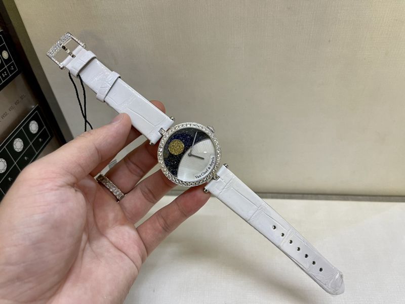真金真钻梵克雅宝顶级精仿手表日月星辰系列满钻女士石英腕表正面图