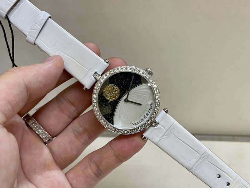 真金真钻梵克雅宝顶级精仿手表日月星辰系列满钻女士石英腕表正面图