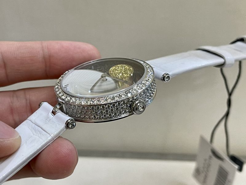 真金真钻梵克雅宝顶级精仿手表日月星辰系列满钻女士石英腕表侧面图