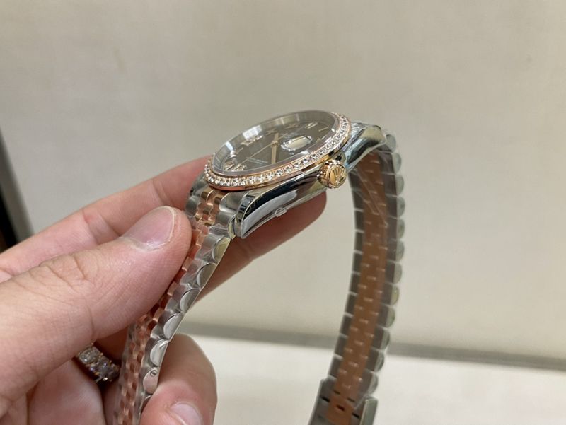 真金真钻劳力士顶级高仿手表日志款间金玫瑰金女士黑盘机械钻石腕表侧面图