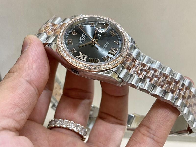 真金真钻劳力士顶级高仿手表日志款间金玫瑰金女士黑盘机械钻石腕表侧面图