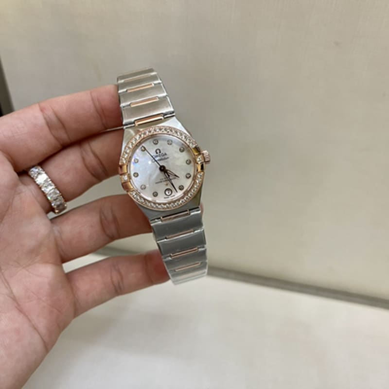 欧米茄星座真金真钻女款腕表正面图