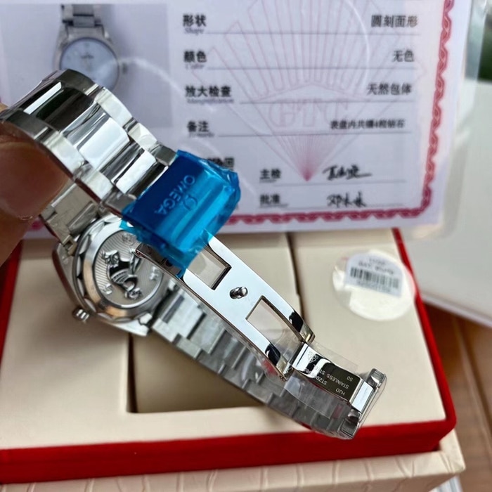 顶级复刻手表欧米茄女款蓝盘海马系列钢带腕表表扣图