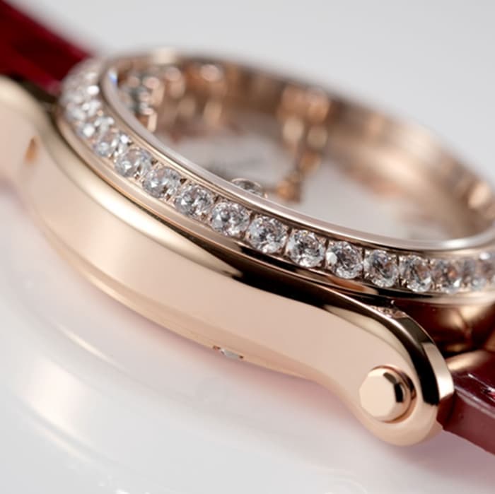 顶级复刻手表萧邦女款白盘红带HAPPY DIAMONDS系列机械腕表侧面图