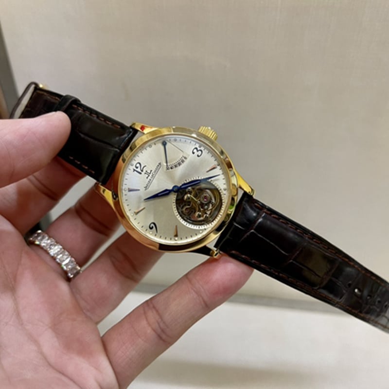 顶级复刻手表积家 女款 陀飞轮真金真钻皮带腕表正面图
