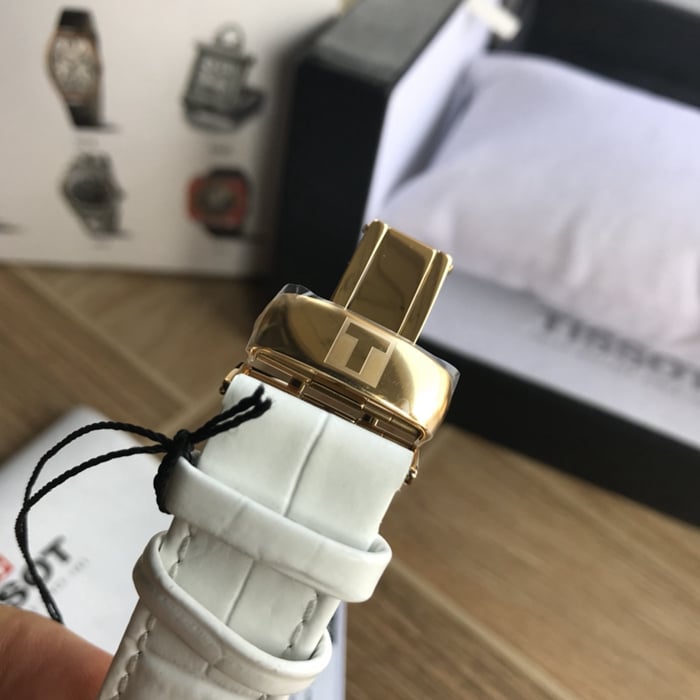 顶级复刻原单手表天梭男款白盘白带俊雅系列石英皮带腕表表扣图