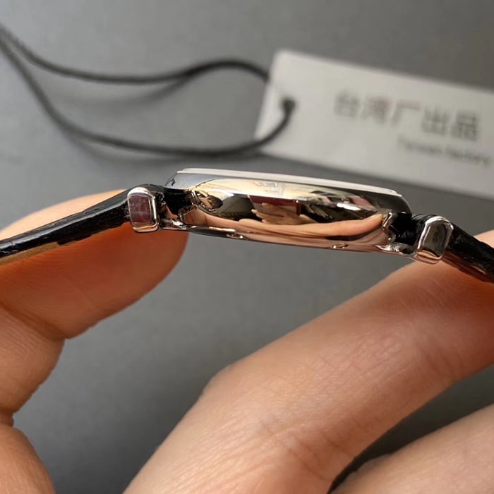 顶级复刻手表浪琴情侣对表白盘黑带嘉岚系列简约石英皮带腕表侧面图