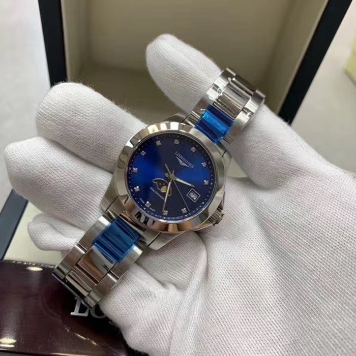 原单顶级复刻手表浪琴女款蓝盘钢带康卡斯系列月相腕表正面图