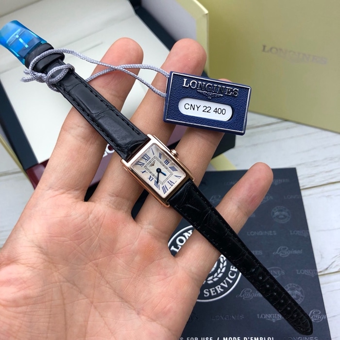 顶级复刻原单手表浪琴女款白盘黑带黛绰维纳系列皮带腕表正面图