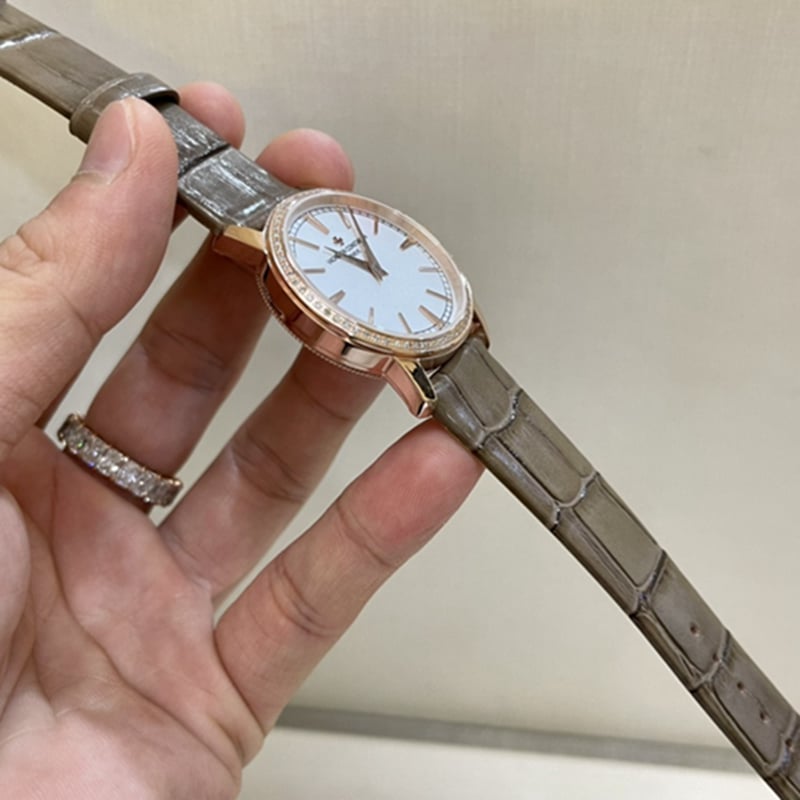 江诗丹顿 纵横四海女款真金真钻腕表侧面图