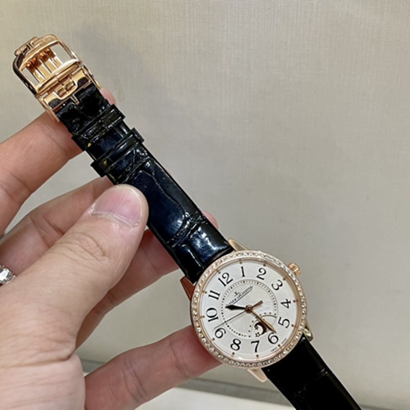积家约会系列女款真金真钻腕表正面图