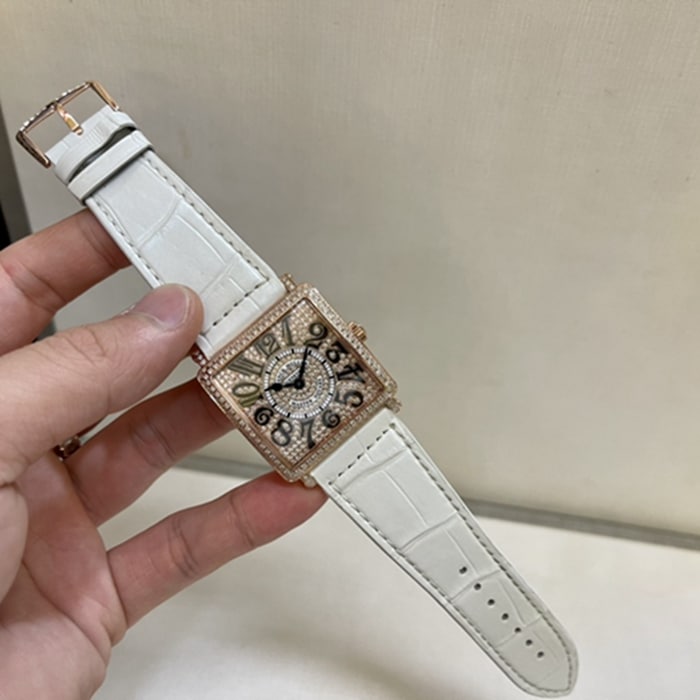顶级复刻手表法穆兰女款真金真钻皮带手表正面图