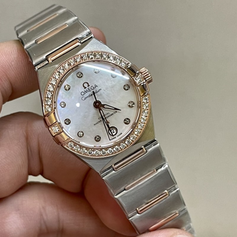 欧米茄星座真金真钻女款腕表正面图