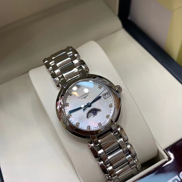 原单顶级复刻手表浪琴女款白盘钢带真金真钻心月系列月相腕表正面图