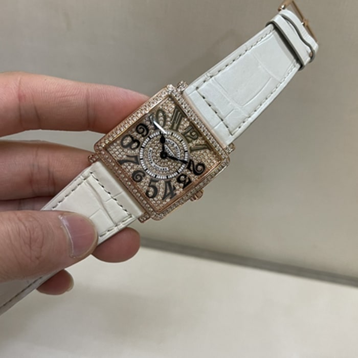 顶级复刻手表法穆兰女款真金真钻皮带手表正面图