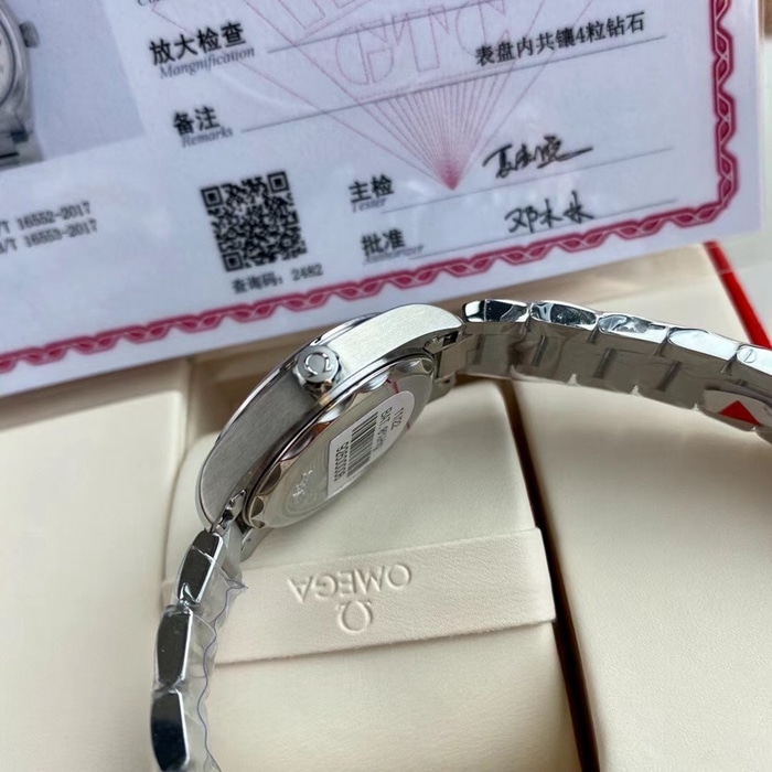 顶级复刻手表欧米茄女款白盘海马系列钢带腕表侧面图